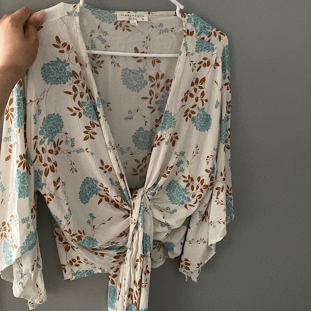 Super cute front tie floral top
